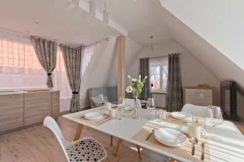 Apartamenty Gdańsk EU - Apartamenty Przy Piwnej IIにあるレストランまたは飲食店