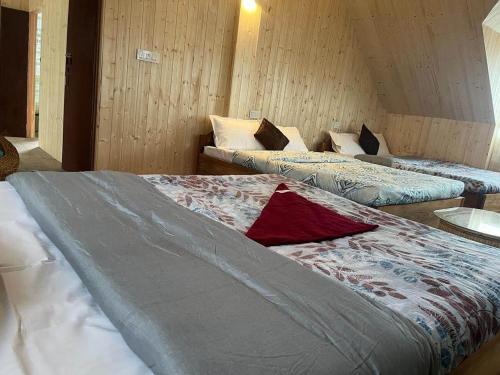 Ένα ή περισσότερα κρεβάτια σε δωμάτιο στο Kaushi Homestay