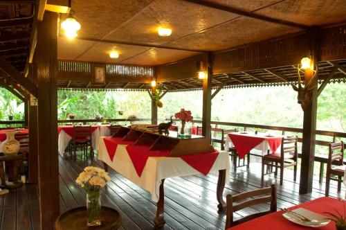 En restaurang eller annat matställe på Kangsadarn Resort and Waterfall