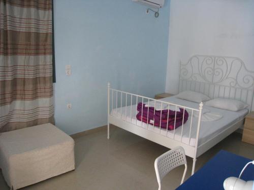 a small room with a crib and a chair at Cavo Christo in Petra