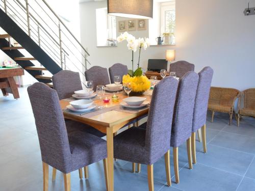 une salle à manger avec une table et des chaises en bois dans l'établissement Home in Ovifat with Sauna, à Ovifat