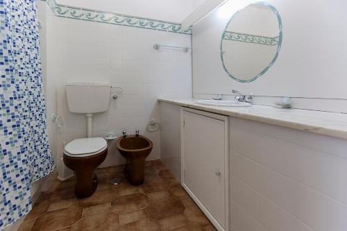 バレアルにあるLagido Apartmentのバスルーム(トイレ、洗面台、鏡付)