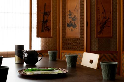 Una mesa de madera con un plato de comida encima. en 晴レ屋浅草 Hareya Asakusa, en Tokio