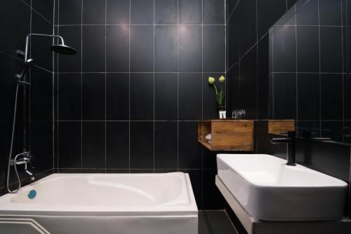 Ein Badezimmer in der Unterkunft Indra Porak Residence Hotel