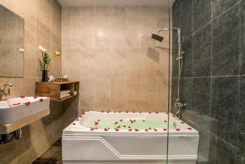 Ein Badezimmer in der Unterkunft Indra Porak Residence Hotel