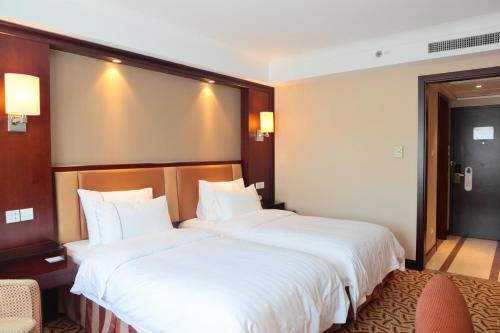 Letto o letti in una camera di Jianguo Hotel Shanghai