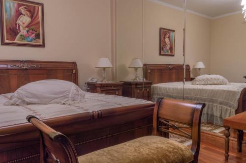 Un dormitorio con 2 camas y una silla. en Luxury Villa Karteros, en Karteros