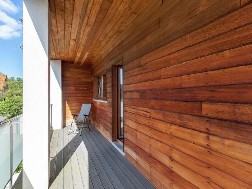 un mur en bois sur le balcon d'une maison dans l'établissement Villa Stay with Pool & Sauna, à Coxyde