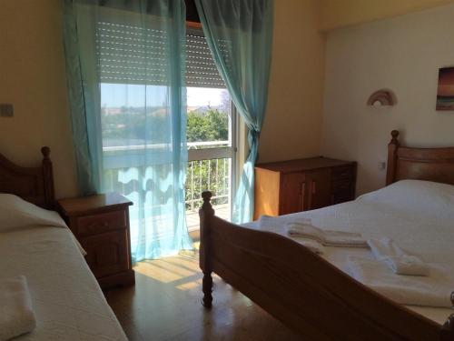 a bedroom with a bed and a large window at Residencial Espadinha in Quarteira