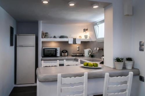A kitchen or kitchenette at Aerides Mandrakia Milos