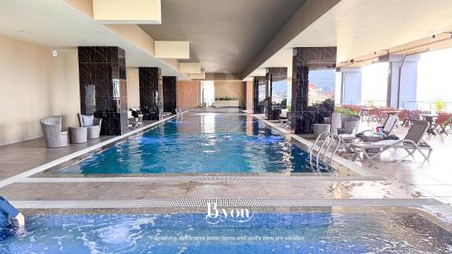 Una gran piscina en el vestíbulo de un hotel. en ICC Premium Suites Ipoh by Byon, en Ipoh