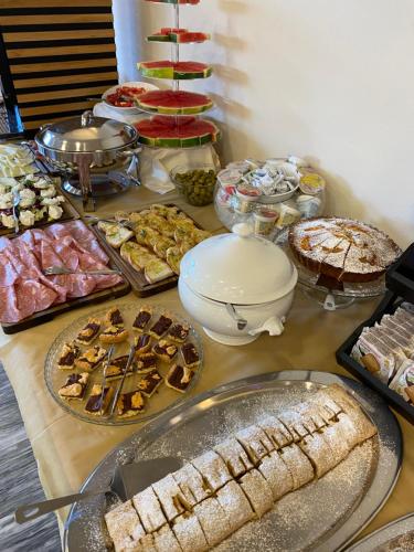 a table topped with lots of different types of food at Hotel Monti in Lamporecchio
