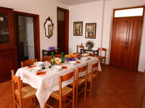 mesa de comedor con mantel blanco en Holiday home in Magione above lake Trasimeno, en Magione