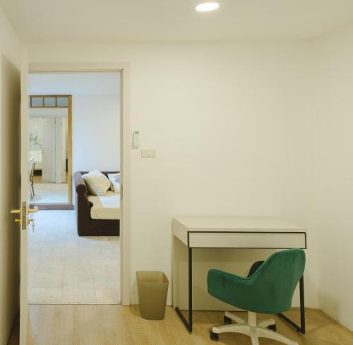 a room with a desk and a green chair at Big unit for 8 people, city center Silom in Bangkok