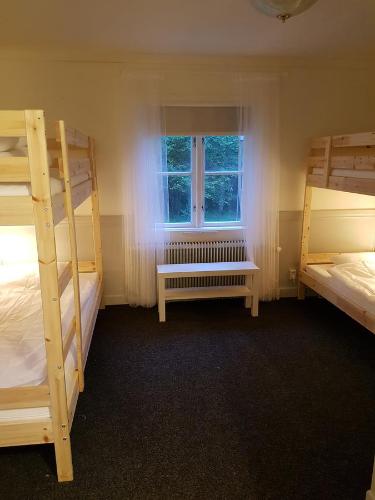 Bunk bed o mga bunk bed sa kuwarto sa Tranås Vandrarhem