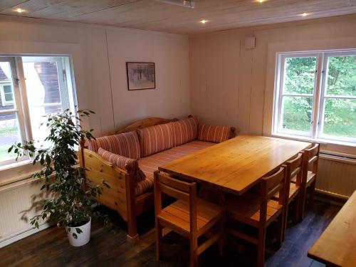 uma sala de estar com um sofá e uma mesa de madeira em Tranås Vandrarhem em Tranas