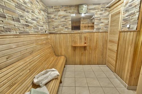 a bathroom with a sauna with a wooden tub at Penzion Havran in Ždiar