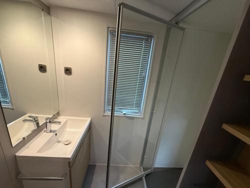 Gallery image of Mobil-Home Familiale Premium 3 Chambres au Camping Le Castellas à Sete in Sète