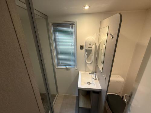 Ванная комната в Mobil-Home Familiale Premium 3 Chambres au Camping Le Castellas à Sete