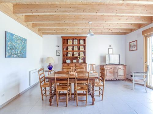 una sala da pranzo con tavolo e sedie in legno di Pleasant Cottage in Challerange a Challerange