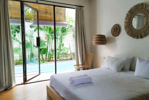 Postel nebo postele na pokoji v ubytování Villa Ubuntu 3BR Pool Ricefield Family&Friends group near Canggu