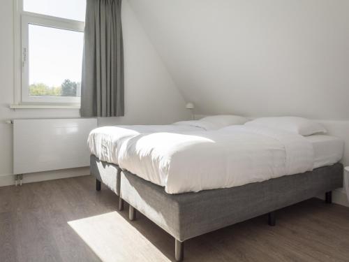 Bungalow on Texel with a spacious terraceにあるベッド