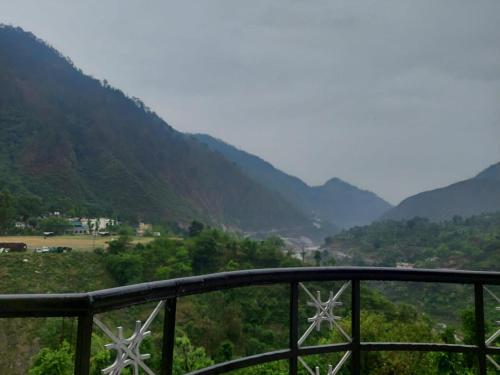 a view of a valley with mountains in the background at Govind Bhanadhar in Rudraprayāg