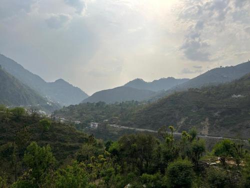 a view of a valley with mountains and a road at Govind Bhanadhar in Rudraprayāg