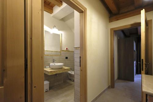 un bagno con lavandino e WC di Corte di Tosina a Monzambano