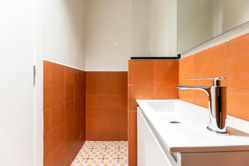 Modern 2BD Apartment Steps Away from Acropolis by Lumen Living