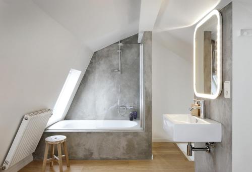 La salle de bains est pourvue d'une douche, d'une baignoire et d'un lavabo. dans l'établissement Centreflat A26, à Gand