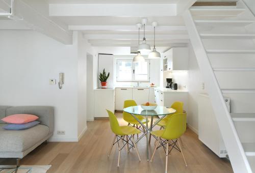 eine Küche und ein Esszimmer mit einem Tisch und Stühlen in der Unterkunft Centreflat A26 in Gent