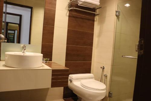 a bathroom with a toilet and a sink at Hotel Felda Residence Kuala Terengganu in Kuala Terengganu