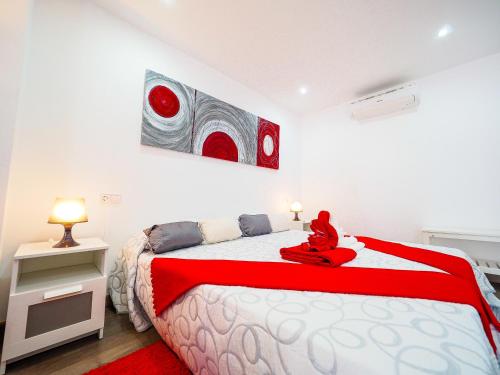 カン・ピカフォルトにあるCan Picafort Loftのベッドルーム1室(赤毛布付きの大型ベッド1台付)