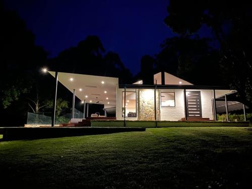 El edificio en el que está la casa vacacional