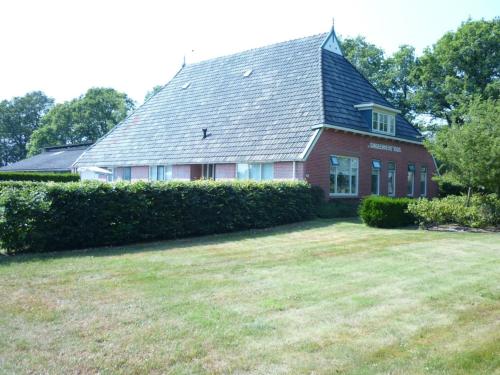 Farmhouse in Fochteloo near National Parkにある庭