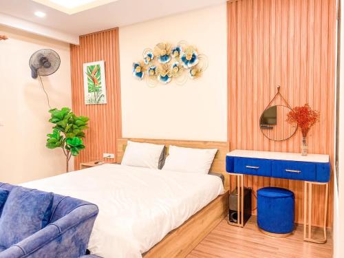 a bedroom with a bed and a blue cabinet at FLC Sea Tower Quy Nhơn Seaview Apartment in Quy Nhon
