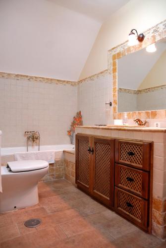 a bathroom with a sink and a tub and a toilet at Casa Icas in Cónchar