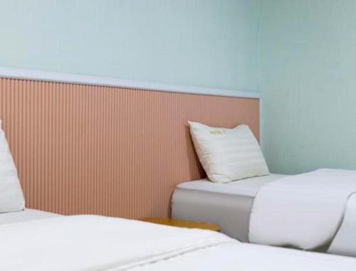 Ένα ή περισσότερα κρεβάτια σε δωμάτιο στο Hotel 7
