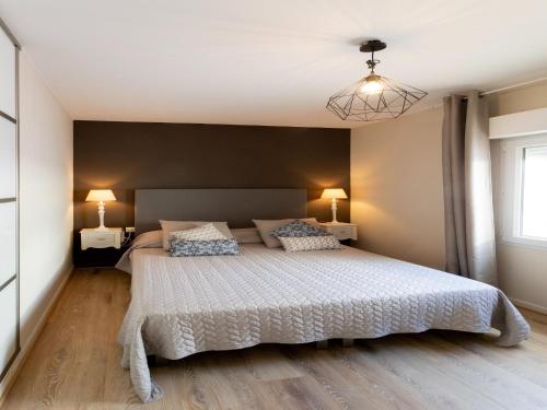 En eller flere senge i et værelse på Magnificent villa with private pool