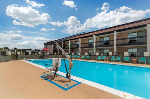 a swimming pool at a hotel with a building at Quality Inn Madison - Huntsville in Madison
