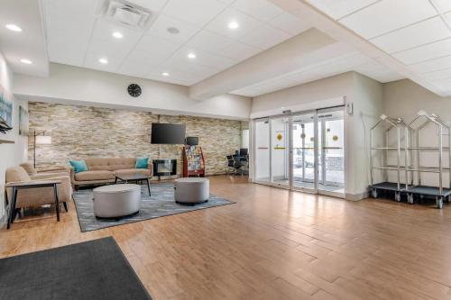 Η κουζίνα ή μικρή κουζίνα στο Quality Inn & Suites Union City - Atlanta South