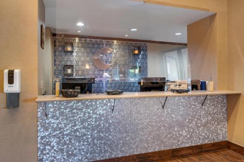 a kitchen with a counter top with a mirror at Comfort Inn Romeoville - Bolingbrook in Romeoville