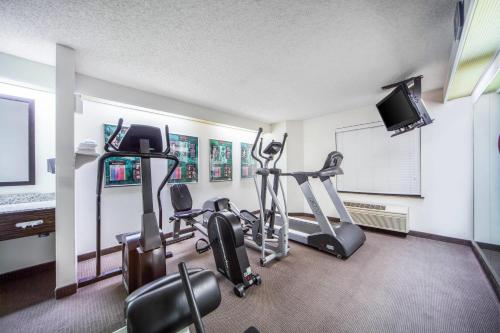 Pusat kecergasan dan/atau kemudahan kecergasan di Sleep Inn & Suites Columbus