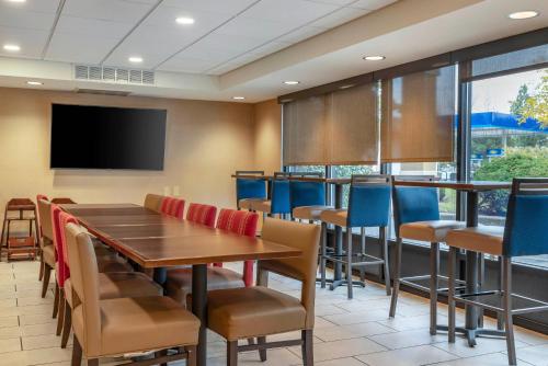 Comfort Inn Universityにあるテレビまたはエンターテインメントセンター