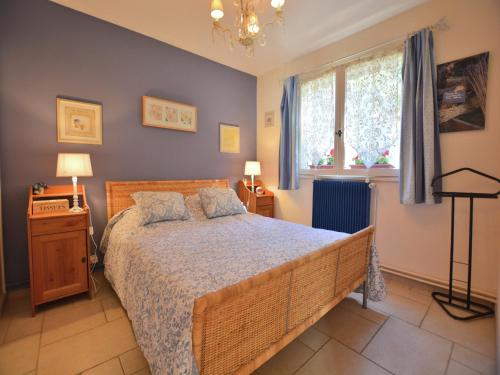 una camera da letto con un letto grande e una finestra di Villa in Garéoult with Private Pool a La Roquebrussanne