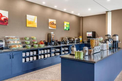 モン・ジョリにあるQuality Inn & Suitesのレストランで食べ物が並べられたビュッフェライン