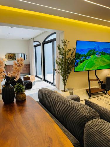 Μια τηλεόραση ή/και κέντρο ψυχαγωγίας στο Neem Premium Villa