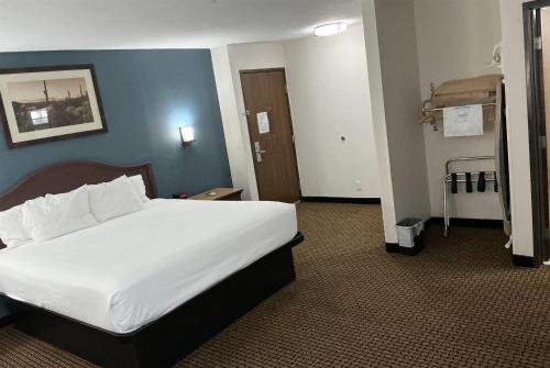 a bedroom with a large bed in a hotel room at Tombstone Grand Hotel, a Baymont by Wyndham in Tombstone