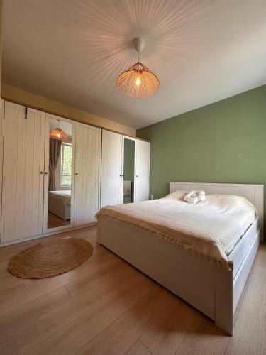 una camera con un grande letto e un soffitto di WaveApartment a Varna